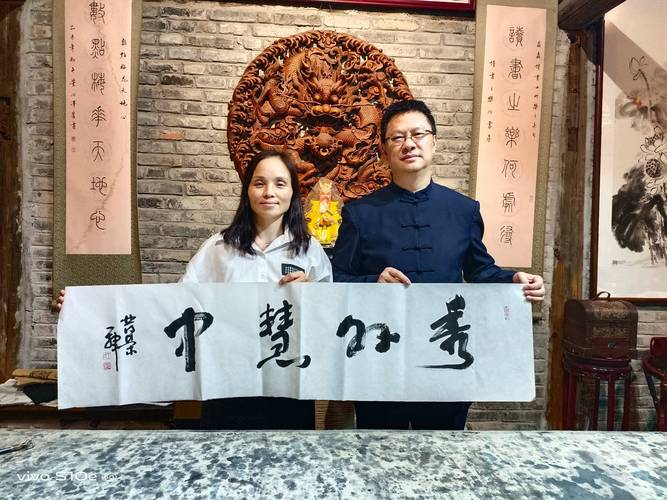 跨越语言的色彩共鸣——记瓦伦丁·德米特里耶夫重庆卧龙居油画写生交流活动
